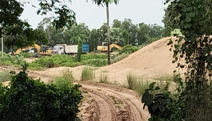 প্রশাসনের নজরদারির অভাবে বর্ধমানে পাচার হয়ে যাচ্ছে বাজেয়াপ্ত মজুদ বালি!