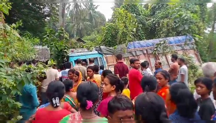 সিমেন্ট বোঝাই লরির সঙ্গে চার চাকার সংঘর্ষ, মৃত দুই, আহত আট