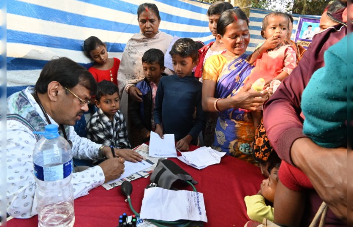 বাবার মৃত্যুবার্ষিকী উপলক্ষে তিন দশকের বেশি সময় ধরে গ্রামে বিনামূল্যে চিকিৎসা শিবির আউশগ্রামে