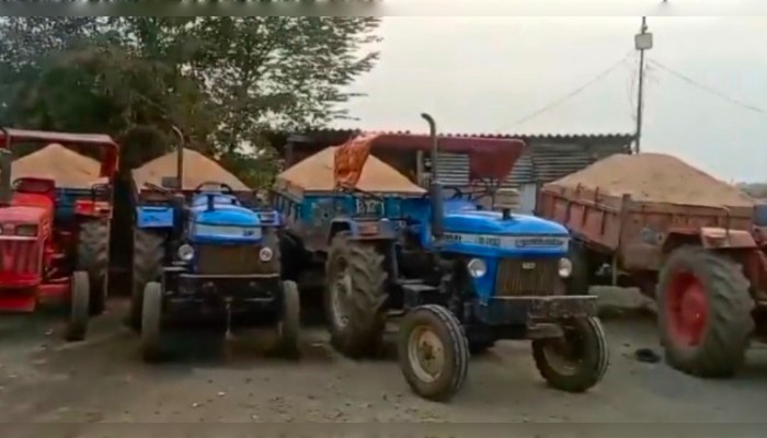 বালি পাচারের অভিযোগ, গলসিতে ৯টি ট্রাক্টর আটক, অশান্তির আঁচ এলাকায়!